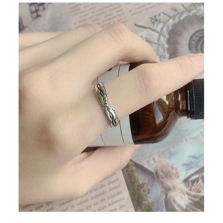 Une bagues complémentaires radieuses pour couple portée par un homme