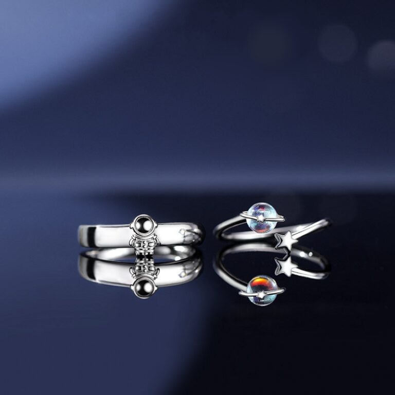duo de bagues à motifs d'astronsom et planète pour couple dans un fond noir