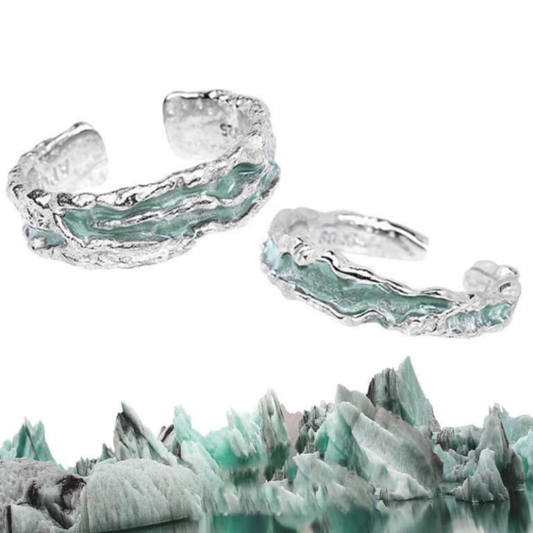 Un duo de bagues chics pour couple raffiné sur un fond blanc