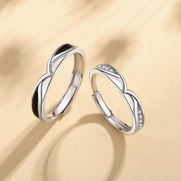 ensemble de bagues pour un couple admirable dans un fond beige