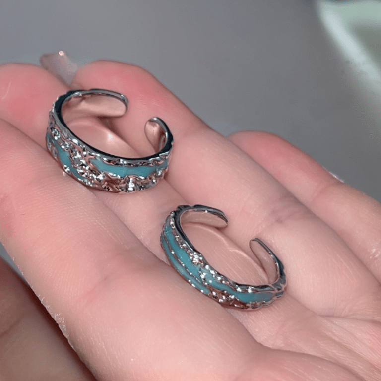 Un duo de bagues chics pour couple raffiné sur une main