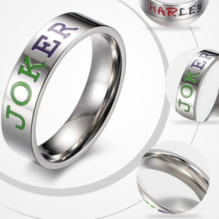 Deux bagues, un amour inconditionnel. Des bijoux simplistes pour afficher votre lien amoureux plus détaillé