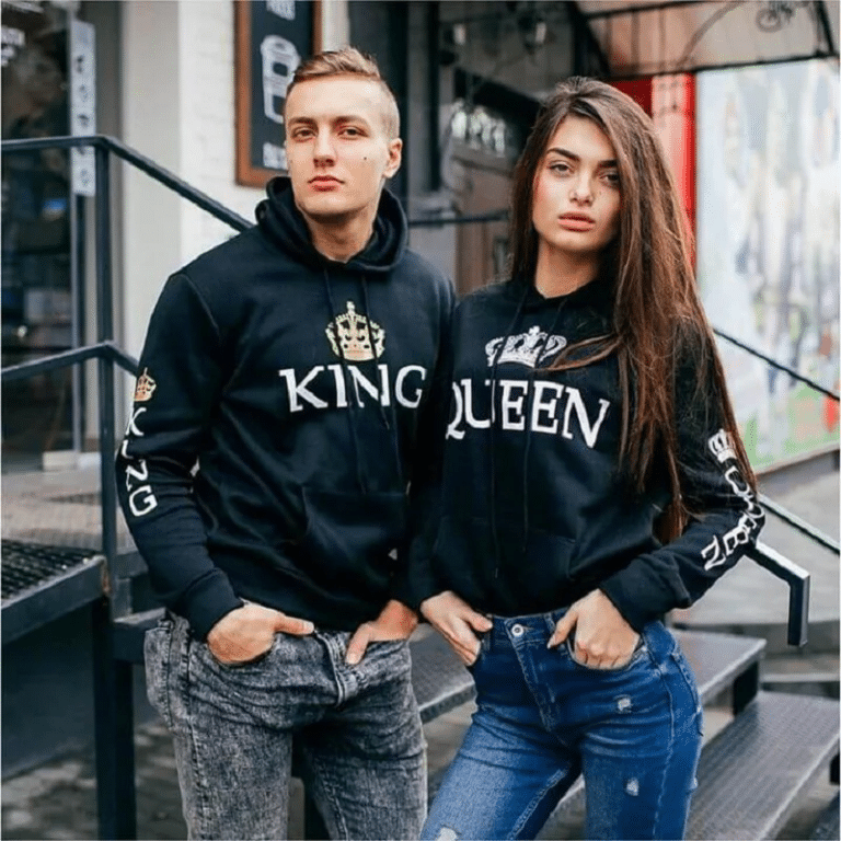 sweats noirs de couples à capuche imprimé "King" & "Queen" sur un couple