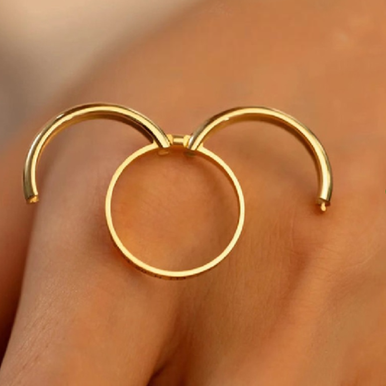 Bague de promesse pour un couple séduisant sur une main