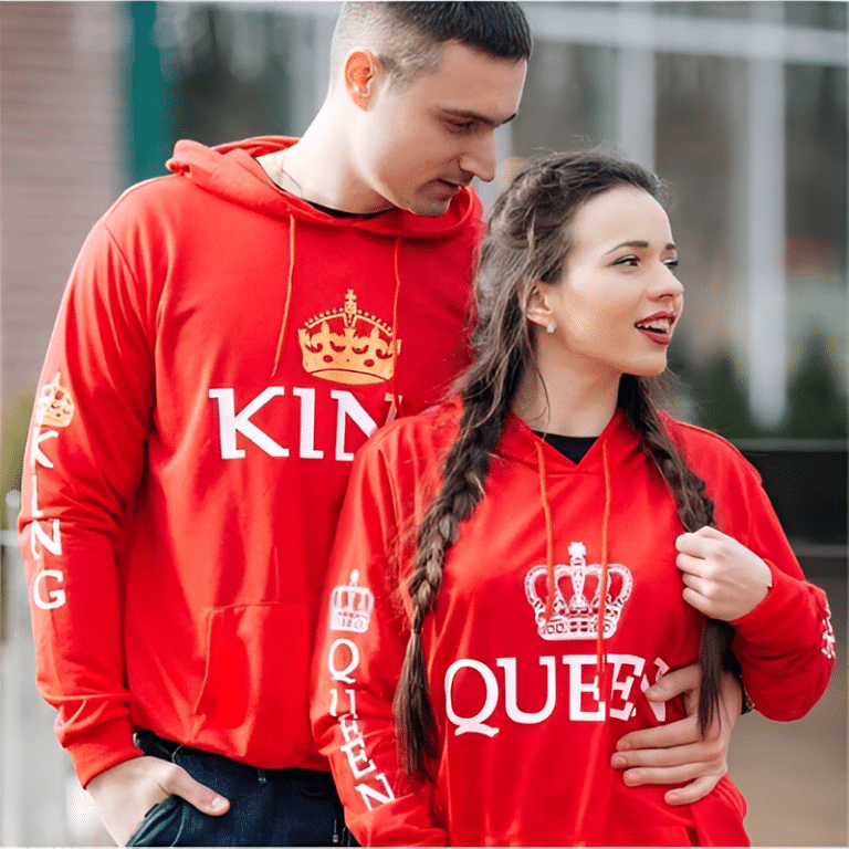 sweat duo à capuche royal rouge, porté par un couple